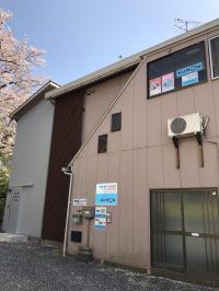いずみ中央駅から徒歩5分ほどの場所にございます。看板が目印です。