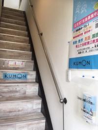 横浜方面へ向かう保土ケ谷駅東口バス停すぐそば。美容院の２階です。