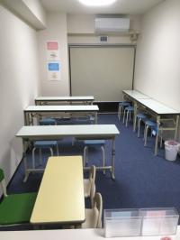 生徒さんの学習部屋です。幼児さん向けの席もご用意しております。