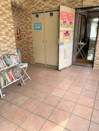 教室前にベビーカーを置くスペースがあります