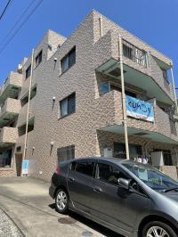 静かな住宅地のマンション　左側に入口があります