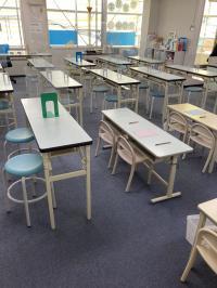 幼児の成長に合わせた机と椅子で学習できます。