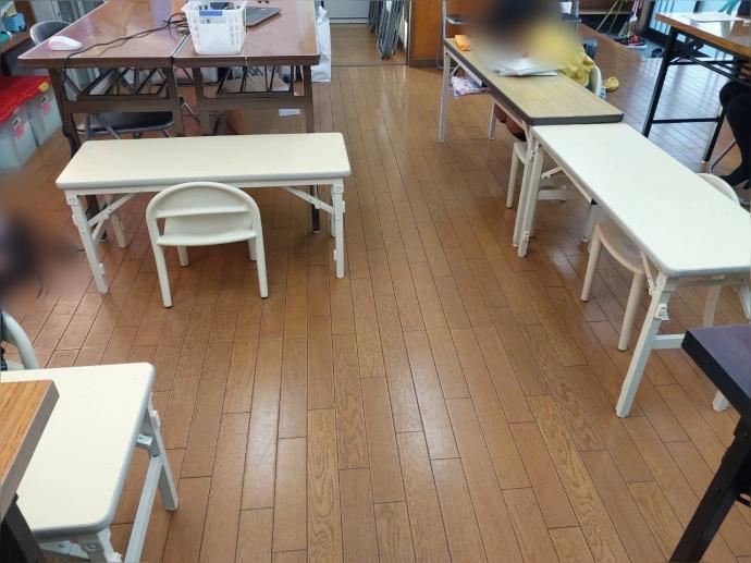 幼児や低学年の小さい子でも足が床に付き、勉強に集中できる机と椅子があります。