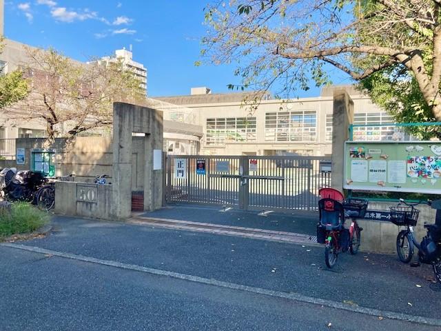 並木第一小学校から教室まで徒歩10分以内！正門を出たら右に曲がります。