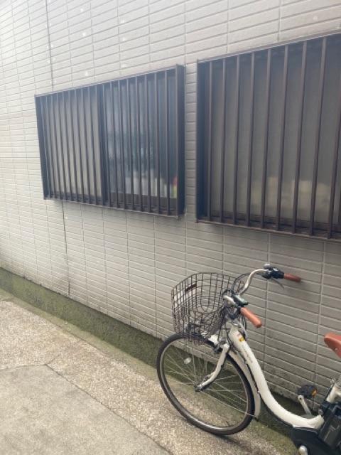 自転車は倉庫の横に停められます