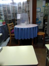 感染防止対策のシート越しでの教室風景です。音読・質問も安心です。