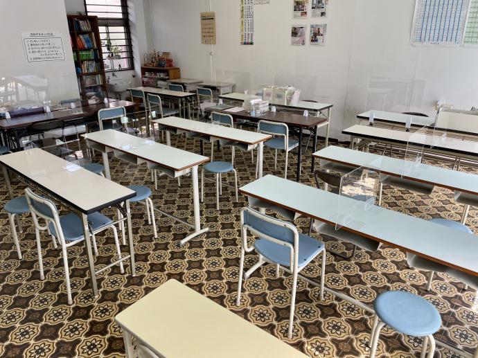 教室の出入口は、常時、解放し、透明シ－トで席を区切っております。