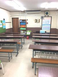 教室内は明るく机が整っており、子どもたちが集中できる環境です