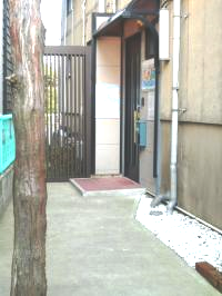逗子小学校、逗子幼稚園から徒歩2分のところに教室があります。