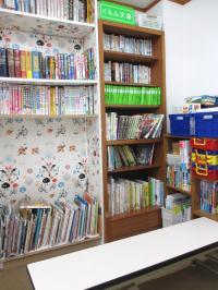 当教室のくもん文庫。たくさんの本に出会うことができます。
