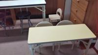 幼児用の机と椅子で安心安全に一人で学習できます。スタッフが学習を見守ります。