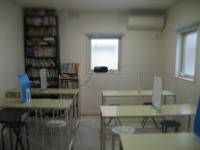 コロナ感染予防対策のため、パーティション設置、窓開け、除菌を行っております。