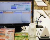 入室したら非接触式の体温計で検温、自動消毒液で手を消毒します。マスク予備も常備。