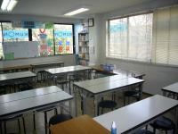 明るく静かな教室です。自立学習できるよう導きます。