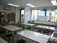 入会初期の生徒、幼児さんは対面でひとりひとり学習します。