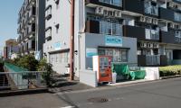 教室外観。座間警察署横、フラット座間マンションの１階です。
