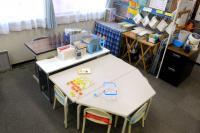 小さいお子さんに、スタッフによる対面指導を行う幼児席