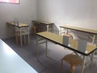 広い教室にさらに席数を減らして学習でき、迎えを待つスペースもあります。