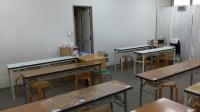 幼児さんと教室に慣れていない生徒は、横でスタッフに見守られながら学習します。