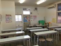 明るい教室で、集中して学習しています。