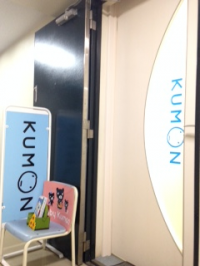 教室の入り口です。「こんにちは！」元気な挨拶でお迎えします。