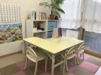 幼児さんにピッタリサイズの机と椅子を用意してございます。