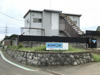 二階建ての建物の一階に教室がございます。