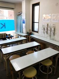 スタッフもひとりひとりの学習の様子を見守っています。