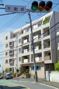 不動坂上バス停前マンション内１０２号室です。