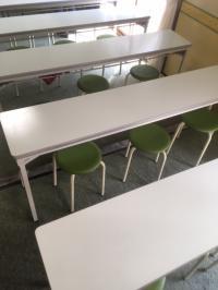 緑を基調とした、明るくキレイな教室内です