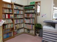 たくさんの本をご用意しております。貸出も行っています。