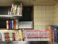 教室にはたくさんの本を置いています