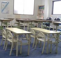 床に足のつく安定した姿勢で学習できる 幼児机もあります。