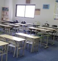 いすに座れるお子さんは幼児席で学習気分を体験できます。