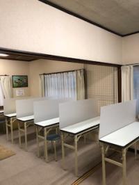 ２階、英語学習室。<br />
各机にﾊﾟｰﾃｰｼｮﾝ設置。