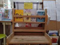 教室本棚は定期的に新刊を揃えています。豊富な読み聞かせは賢さへのスタート!