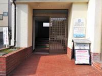 動物病院左わきの階段をのぼり、２階に入口があります