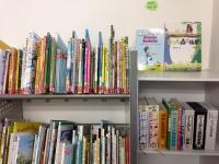 絵本の貸し出しも喜ばれています。好きな絵本と出会えますように・・・!