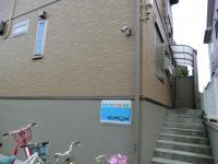 階段を上がると教室の玄関があります。