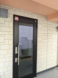 入り口です。ベビーカーも中におけます。