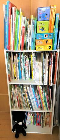 このほかの棚にも、赤ちゃん、幼児さん向けの豊富な図書を揃えています。