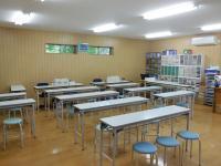 お兄さん・お姉さんたちが学習している教室内で行います。