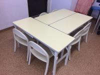 お子さま用の足のつくイスを用意しております。