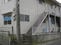 運動場入口交差点からすぐの場所にあります