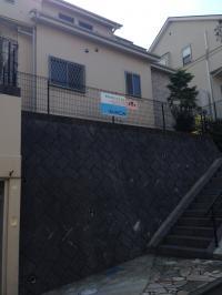 バス停「めぐみが丘南」から徒歩2分。