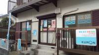 教室前が駐輪場です。正面の真ん中のドアが入口です。