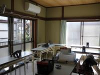 南に大きく開いた窓から日の光が差し込む明るい部屋です。