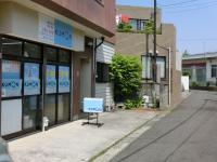 夕陽ケ丘保育園の裏側で、閑静な住宅地の中にあります。