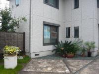 城島小学校から徒歩3分です。駐車場もございます。