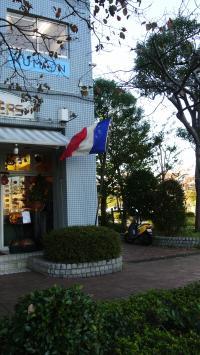 1Fは「とろわふれーる」<br />
2F角が教室です。